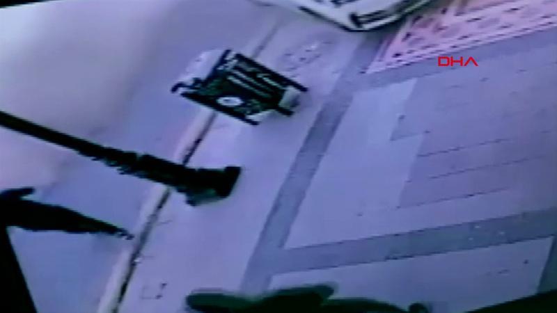Malatya'da iki katlı binanın çöktüğü anlar kamerada