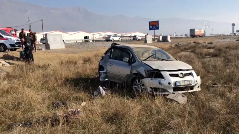 Erzincan'da şarampole devrilen otomobildeki 4 kişi yaralandı