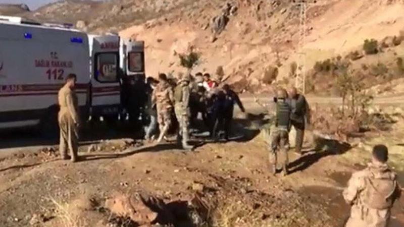 Şarampole devrilen traktördeki 5 kişiyi askerler kurtardı
