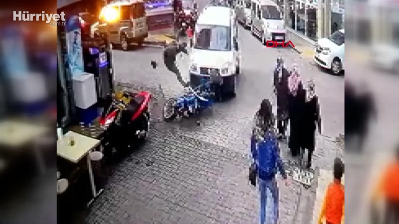 Hafif ticari araç ile motosikletin çarpıştığı kaza kamerada