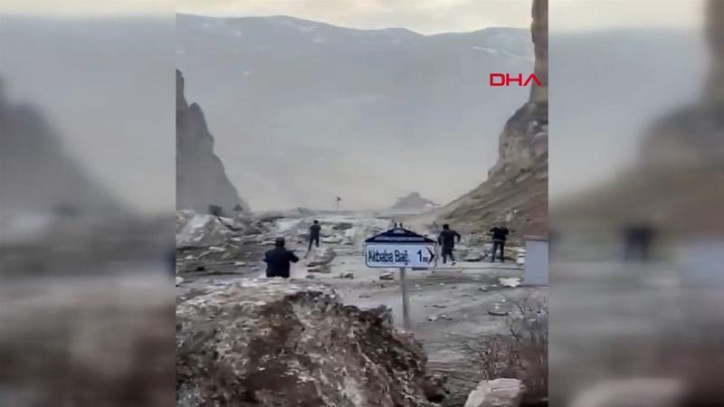 Erzurum'da depremin ardından karayolunda heyelan meydana geldi