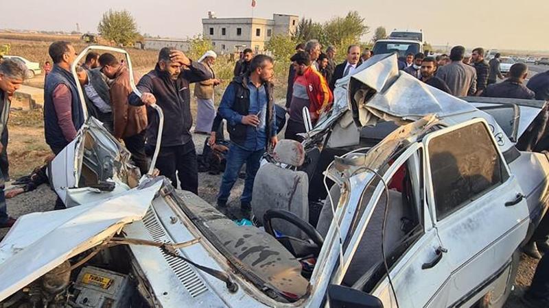 Şanlıurfa'da TIR, otomobile çarptı: Yaralılar var