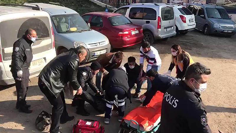 Önce otoparkta yürüyen genç kızı, ardından kendisini bıçakladı