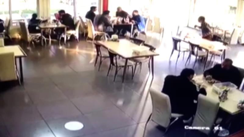 Erzurum'da 5,1 büyüklüğündeki deprem anı lokantanın güvenlik kamerasında