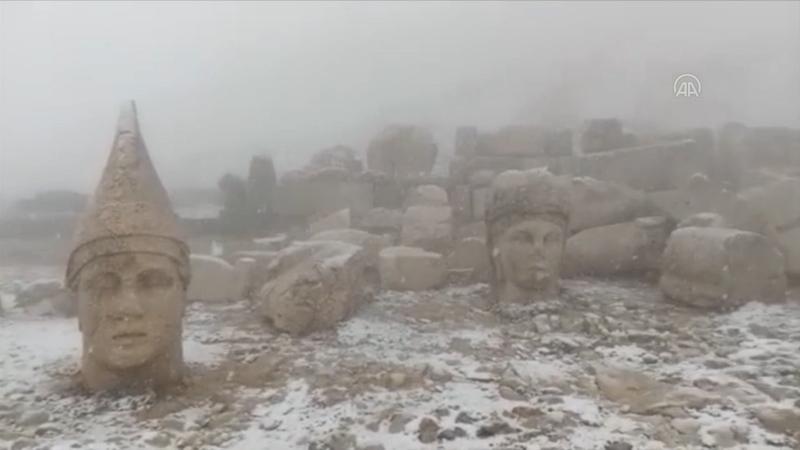 Nemrut Dağı'na mevsimin ilk karı düştü