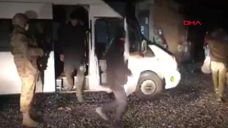 15'er kişilik iki minibüsten 63 kaçak göçmen çıktı
