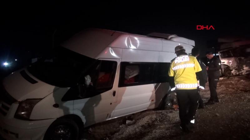 Şanlıurfa'da asker uğurlaması dönüşünde minibüse çekici çarptı