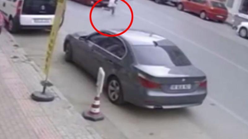 Yolun karşısına geçmeye çalışan çocuğa otomobilin çarpması kamerada