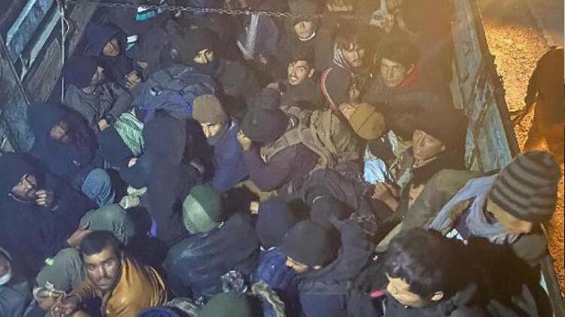 Kamyon kasasında yakalanan 87 kaçak göçmene, 412 bin 902 TL ceza
