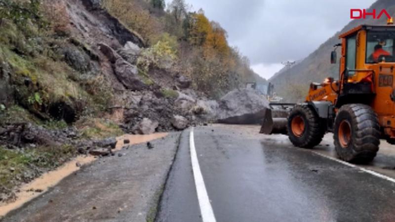 Trabzon'da heyelanda kapanan yol açıldı