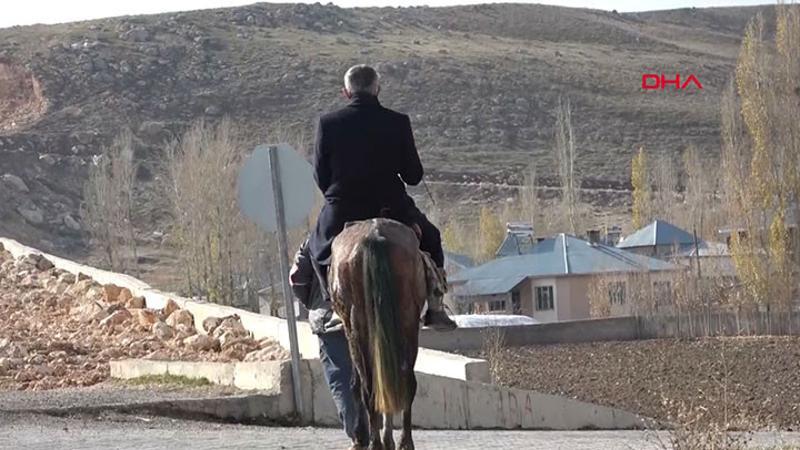 Muhtar atına binip, mahalleliyi aşıya davet etti