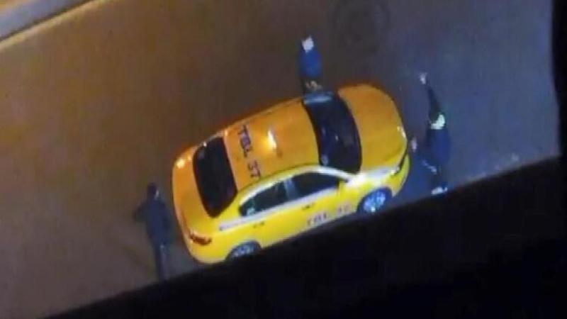 Tartıştığı taksicinin anahtarını aldı, meydan dayağı yedi