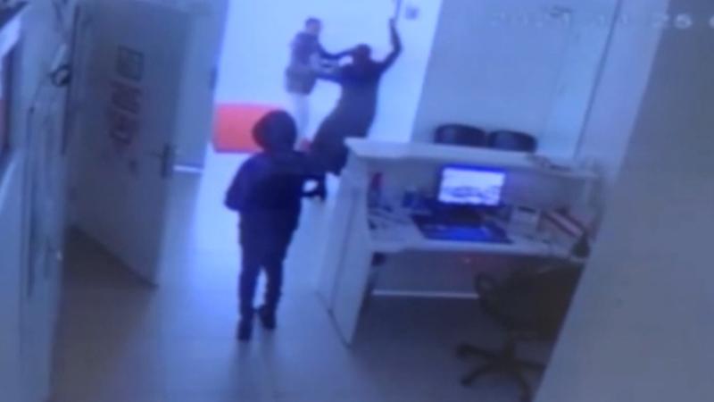 'Kilo vermelisin' diyen doktora bıçaklı saldırı anı kamerada
