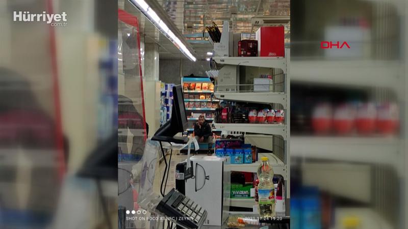 Pendik'te markete gelen bir kişi satırla dehşet saçtı