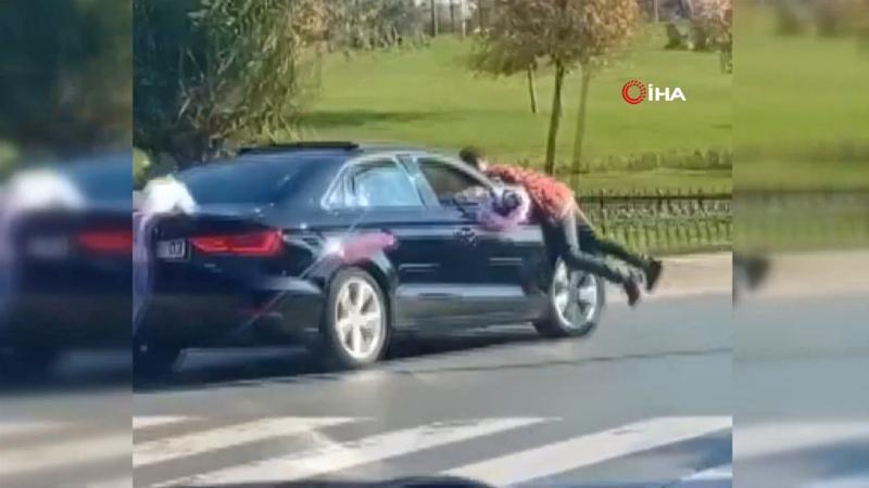 Gelin arabasından zarf almak isteyen çocuk canını böyle tehlikeye attı