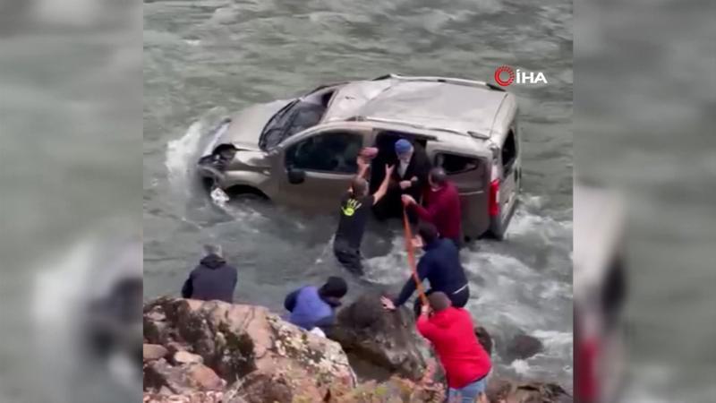Artvin’de otomobil dereye düştü! Son anda kurtarıldılar