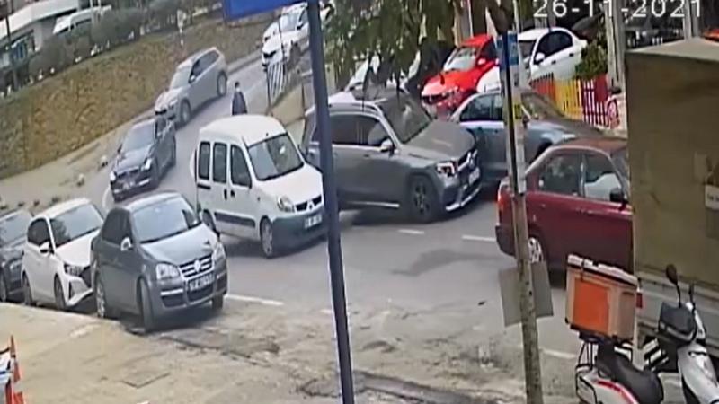 Fren yerine gaza bastı; 2 kişinin yaralandığı kaza kamerada