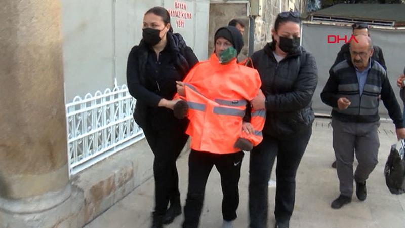 Cuma namazı sırasında bale yapan Rus kadın, yerleştiği camiden böyle çıkartıldı