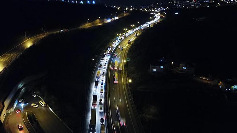 TEM’de iki tır çarpıştı, kilometrelerce uzunlukta kuyruk oluştu