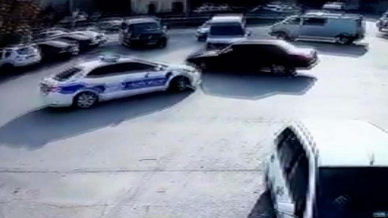 Yolun ortasında drift yaparken polis aracıyla burun buruna geldi