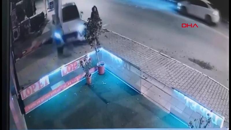 Tuzla'da fren yerine gaza bastı; kaldırımdaki kişi ölümden döndü