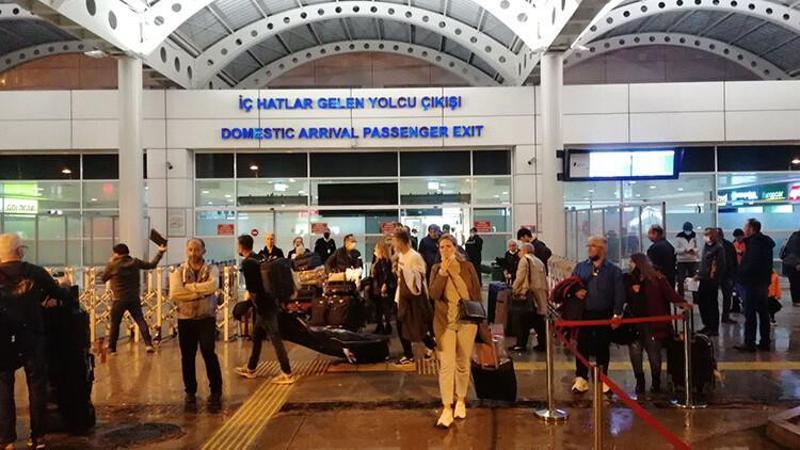 İstanbul’dan gelen uçak Antalya’ya 6 saatte inebildi