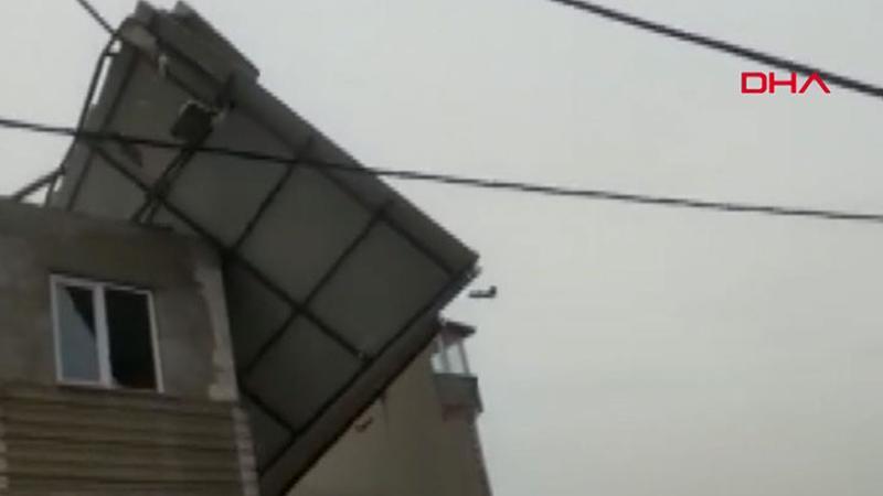Arnavutköy'de çatının uçma anı kamerada