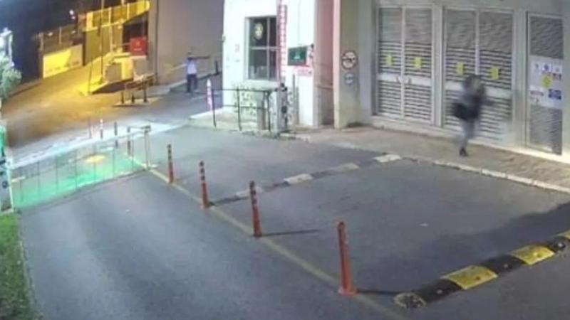Ev yakan saldırgan, araçlara kurşun yağdırdı