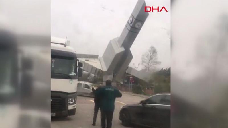 Çatalca'da saat kulesinin devrilmesi kamerada