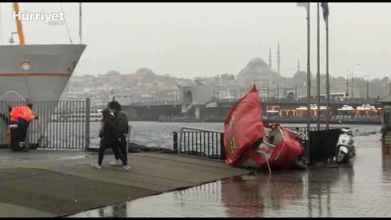 İstanbul'da şiddetli lodos hayatı olumsuz etkiledi