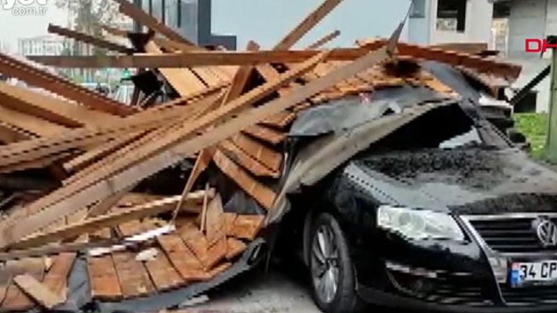 Sultangazi'de çatının araçların üzerine uçması güvenlik kamerasına yansıdı