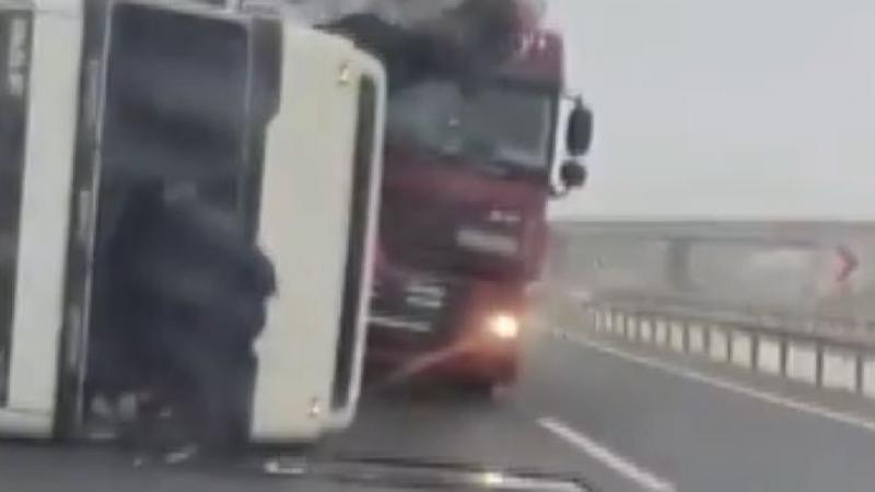 Tırın lodos nedeniyle devrilme anı kamerada