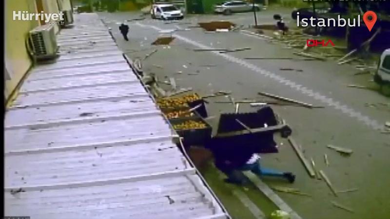 Esenyurt'ta lodosla cadde savaş alanına döndü; çok sayıda kişi yere düştü