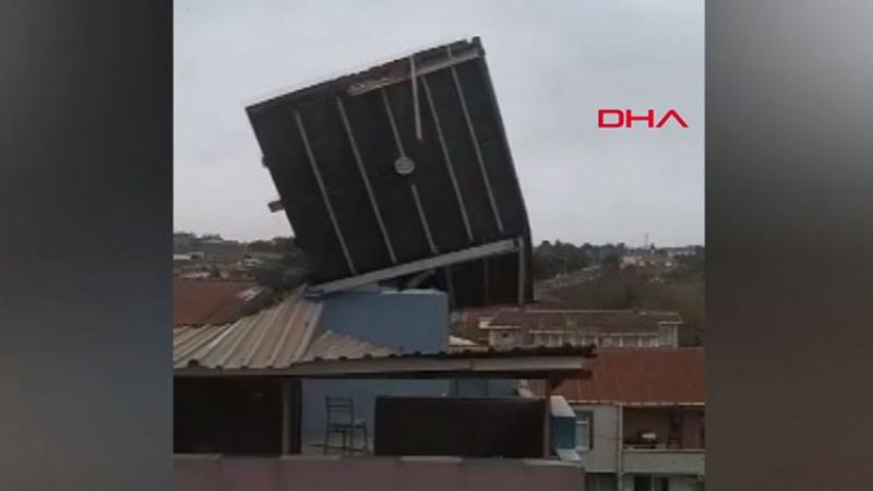 Silivri'de çatının uçma anı kamerada