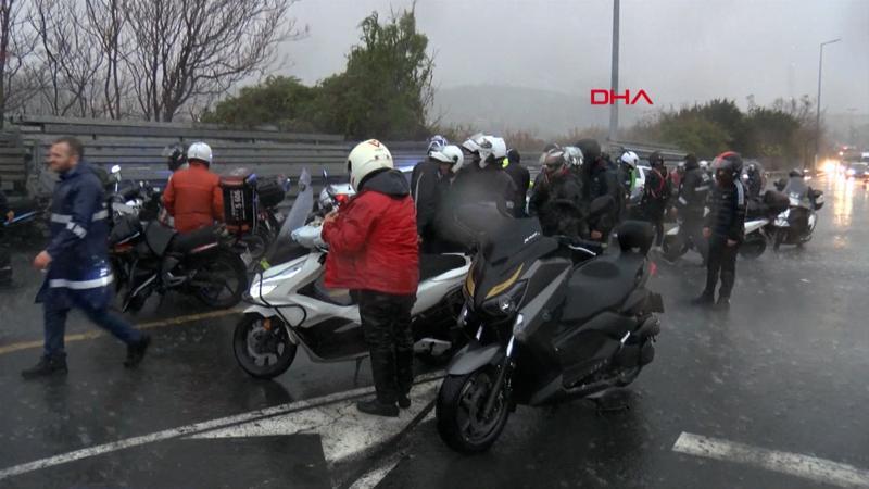 Köprü motosikletlilere kapatıldı, onlarca motosikletli yağmur altında bekledi