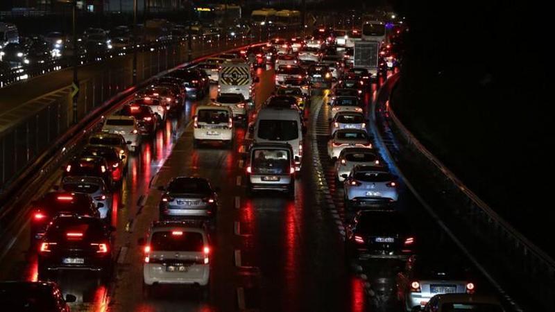 Lodos ve yağışlı hava nedeniyle İstanbul'da trafik yoğunluğu oluştu