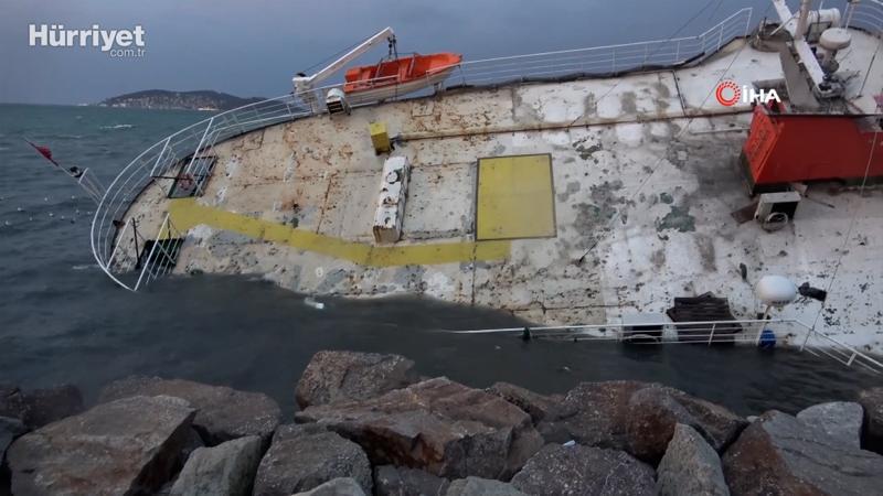 Maltepe'de fırtınada yan yatan geminin akıbeti gün ağarınca görüldü