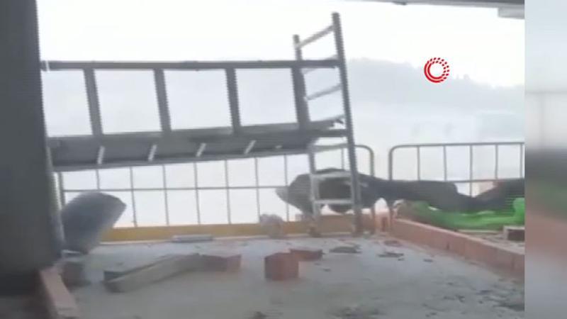İnşaat işçileri şiddetli lodosta canlarını zor kurtardı
