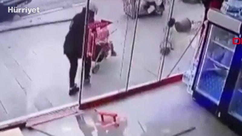 Sultangazi'de şiddetli fırtınada bebek arabalı kadın zor anlar yaşadı
