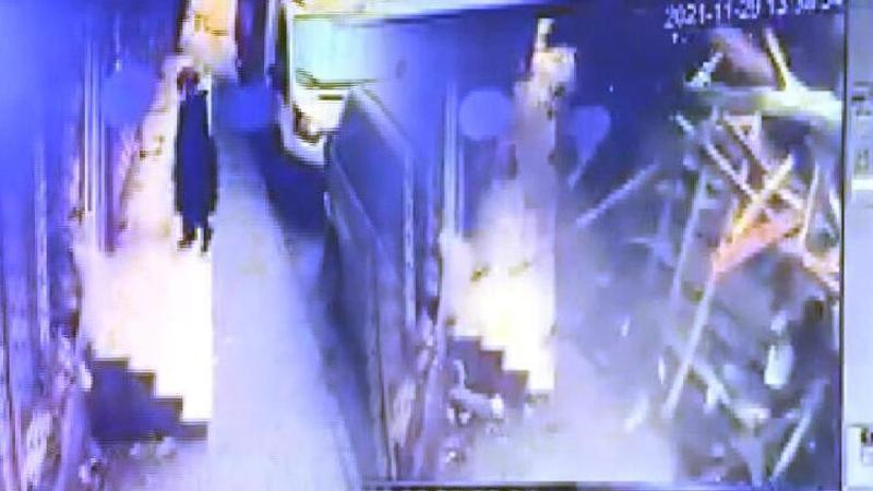 Avcılar'da uçan çatıdan son anda böyle kurtuldu