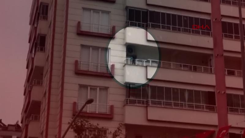 Balkon korkuluklarına çıkıp, kürekle oynadı! Korku dolu anlar kamerada