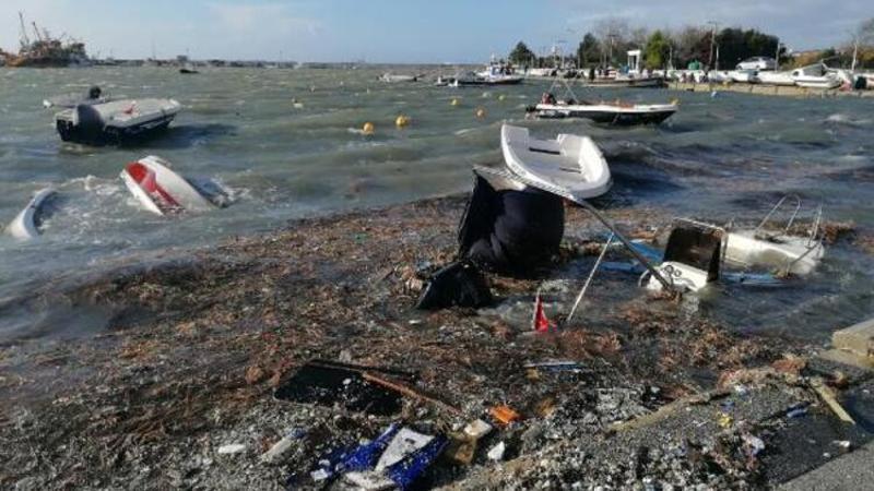 Silivri'de lodos balıkçı teknelerini batırdı
