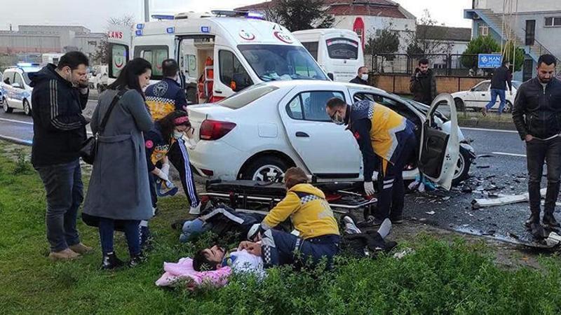 Otomobil, yolcu midibüsüne çarptı! Çok sayıda yaralı var