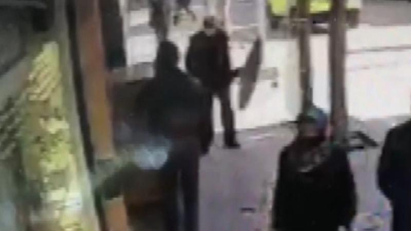 Başına çanak anten düştü! O anlar kamerada