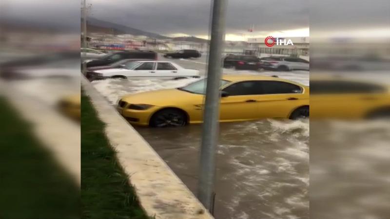Çınarcık'ta deniz taştı, araçlar sular altında kaldı