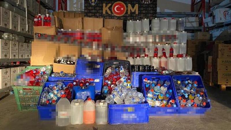 Elbise dolabının arkasındaki gizli bölmeden sahte içki çıktı