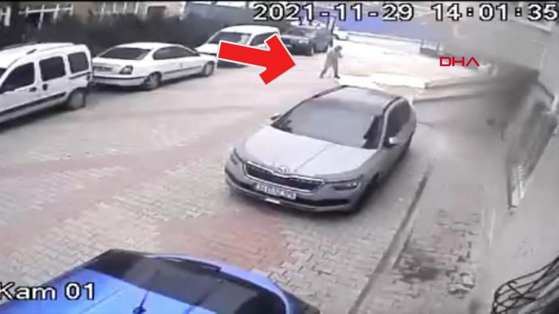 Lodosun uçurduğu suntalar bir kişiye çarptı! O anlar kamerada