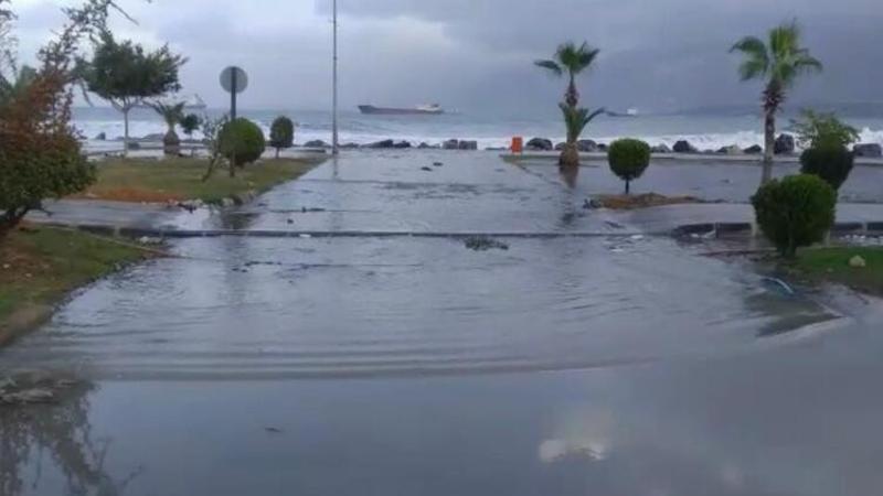 İskenderun’da deniz taştı