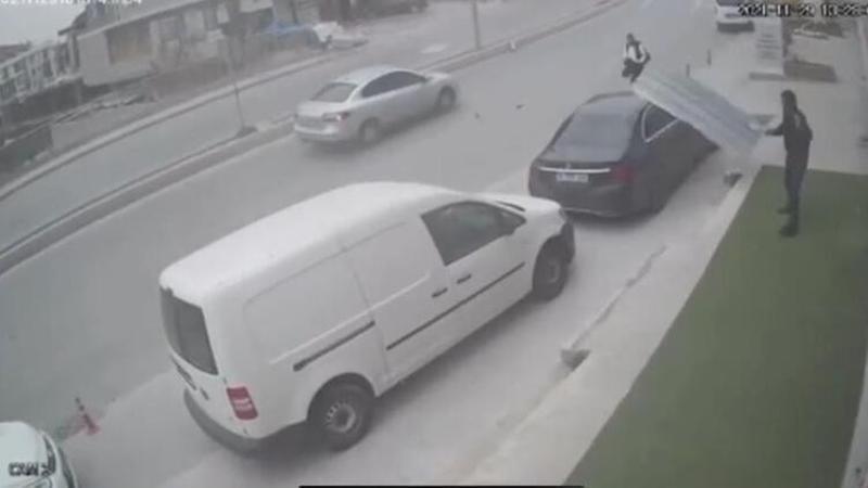Fırtınada uçan sac levhadan kıl payı kurtuluş kamerada