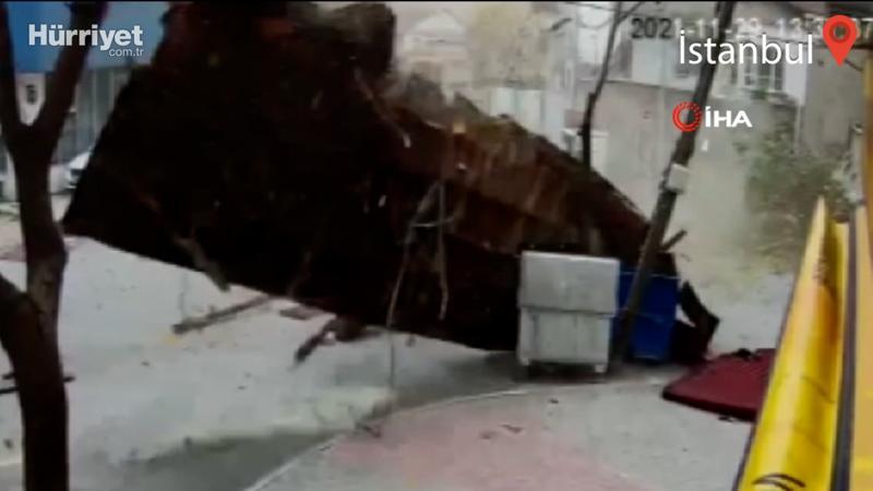 Başakşehir’de uçan çatı, direği devirdi O anlar kamerada